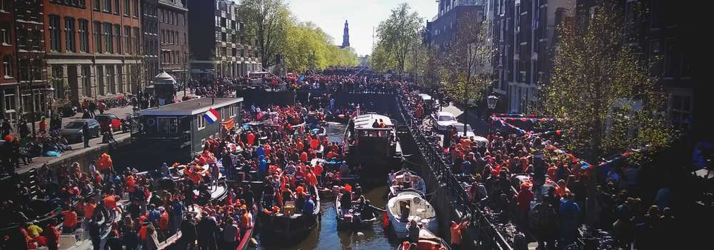 Koningsdag in de Amsterdamse grachten